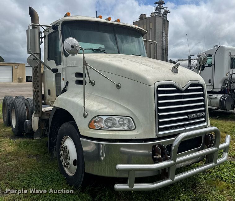 image for item DW1954 2014 Mack CXU613 semi truck