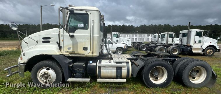 image for item DW1954 2014 Mack CXU613 semi truck