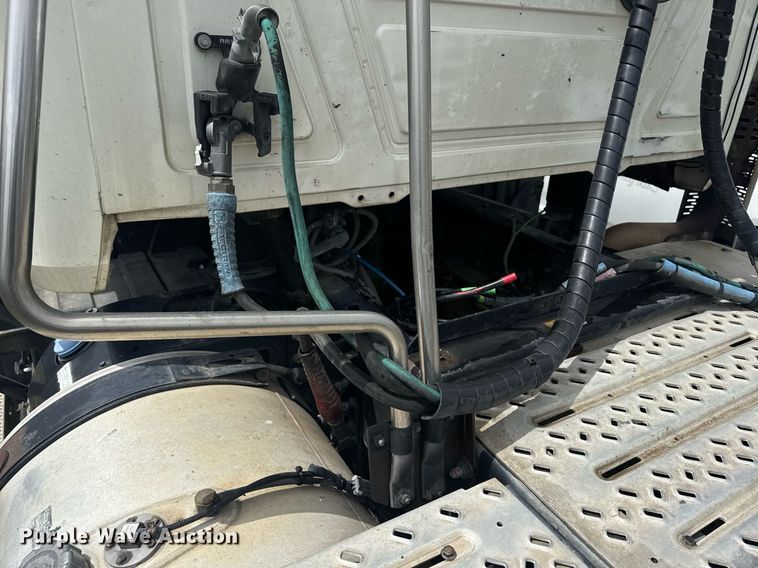 image for item DW1954 2014 Mack CXU613 semi truck