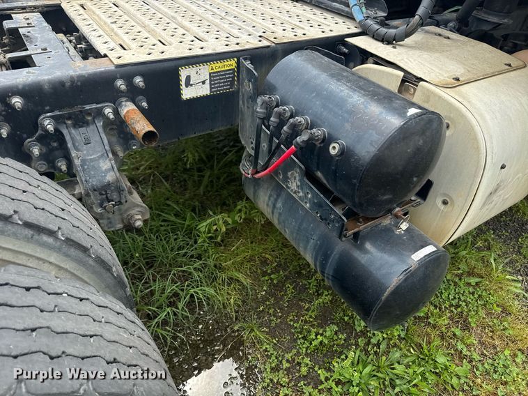 image for item DW1954 2014 Mack CXU613 semi truck