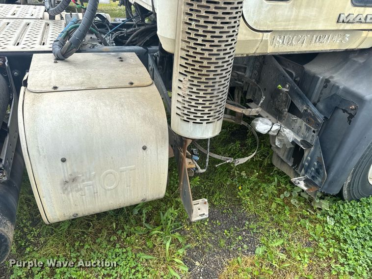 image for item DW1954 2014 Mack CXU613 semi truck