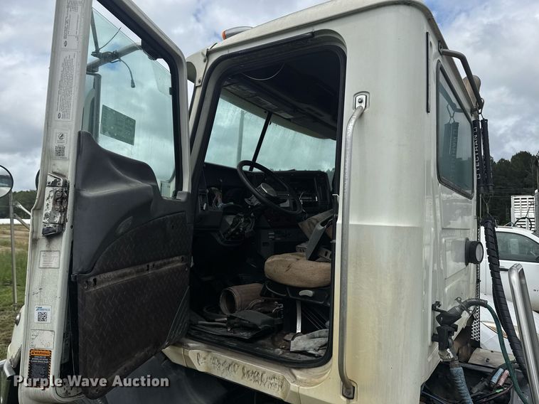 image for item DW1954 2014 Mack CXU613 semi truck