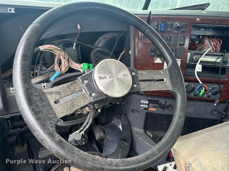 image for item DW1954 2014 Mack CXU613 semi truck