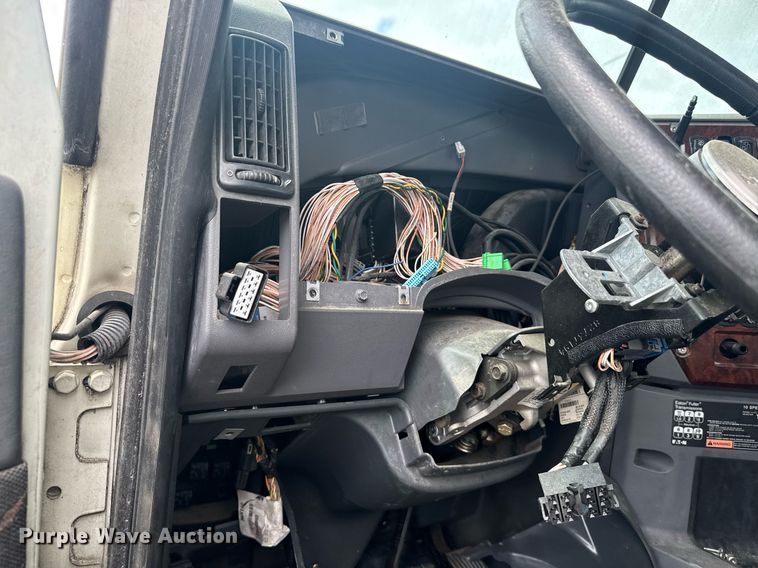 image for item DW1954 2014 Mack CXU613 semi truck