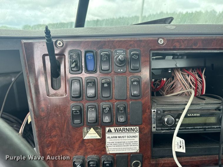 image for item DW1954 2014 Mack CXU613 semi truck