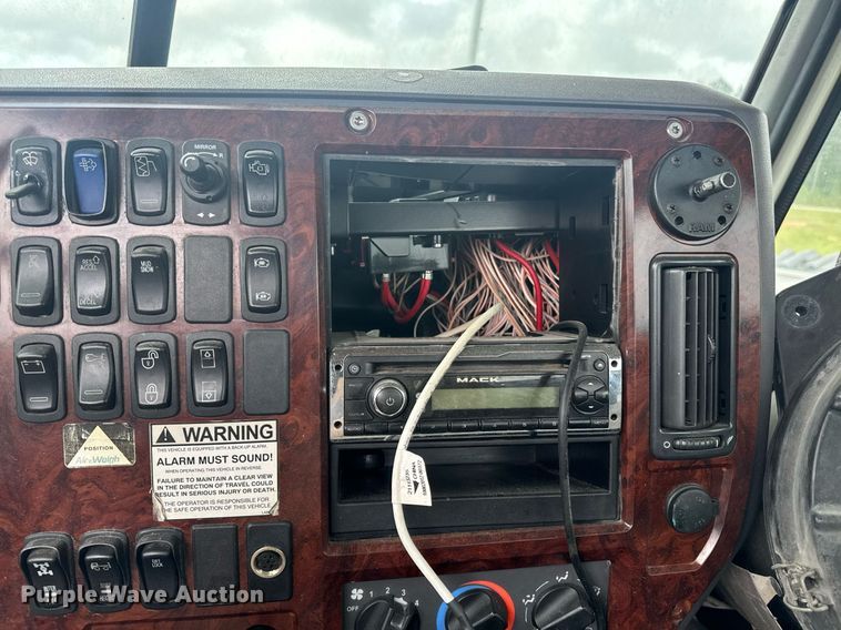 image for item DW1954 2014 Mack CXU613 semi truck