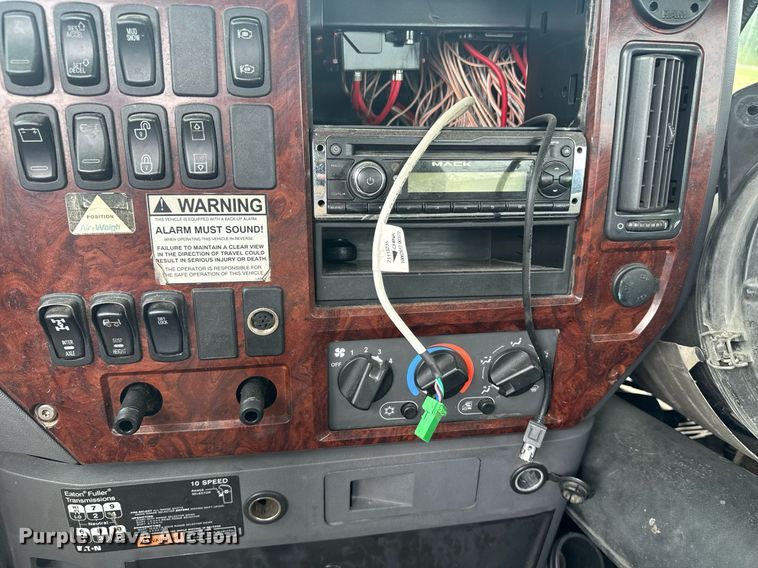 image for item DW1954 2014 Mack CXU613 semi truck