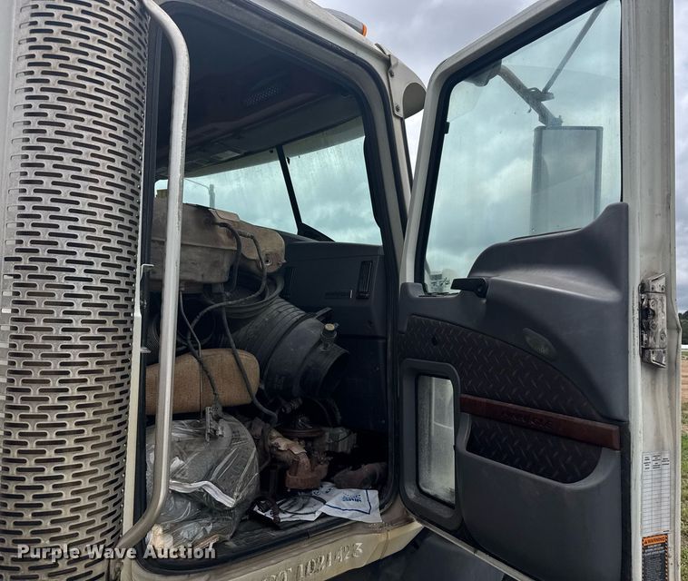 image for item DW1954 2014 Mack CXU613 semi truck