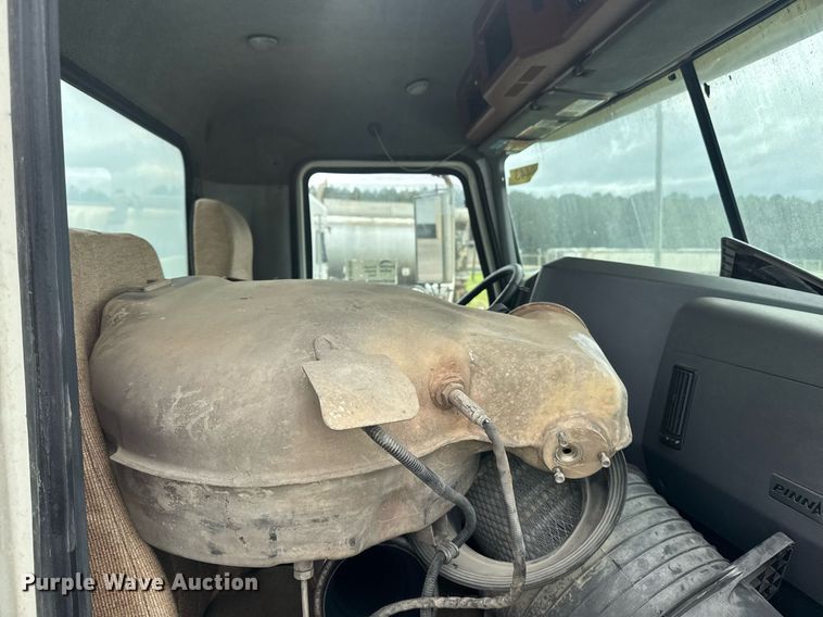 image for item DW1954 2014 Mack CXU613 semi truck