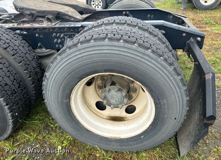 image for item DW1954 2014 Mack CXU613 semi truck