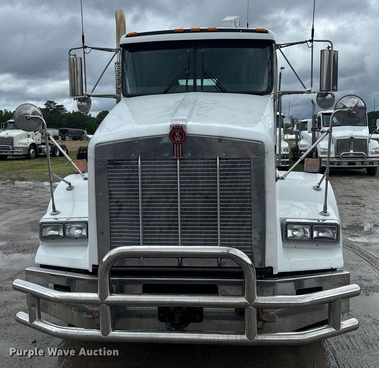 image for item DW1955 2019 Kenworth T800 semi truck