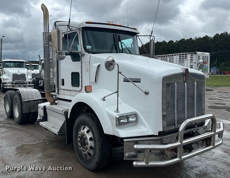 image for item DW1955 2019 Kenworth T800 semi truck