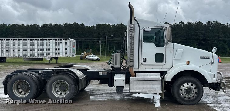 image for item DW1955 2019 Kenworth T800 semi truck