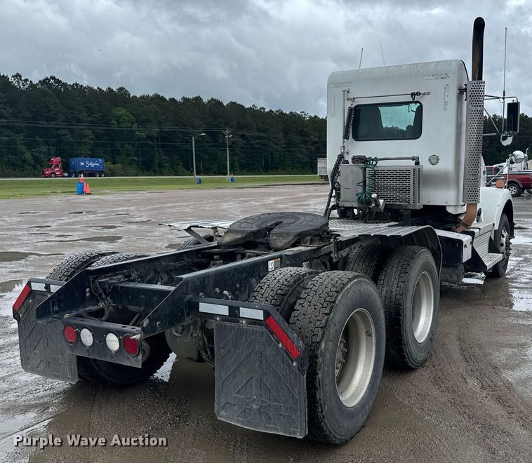 image for item DW1955 2019 Kenworth T800 semi truck