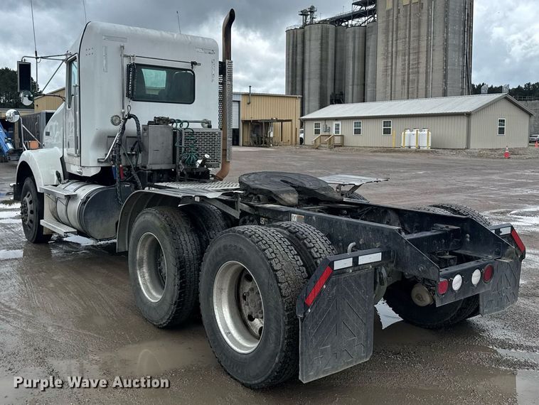 image for item DW1955 2019 Kenworth T800 semi truck