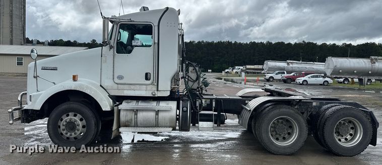 image for item DW1955 2019 Kenworth T800 semi truck