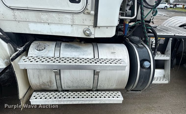 image for item DW1955 2019 Kenworth T800 semi truck