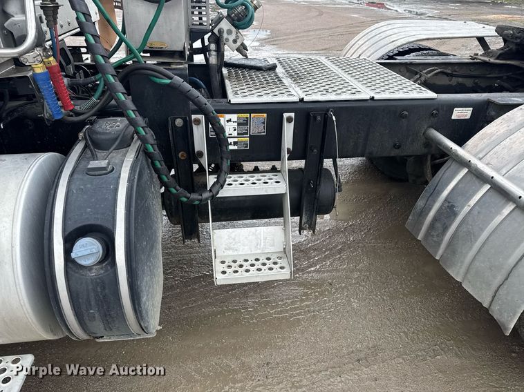 image for item DW1955 2019 Kenworth T800 semi truck