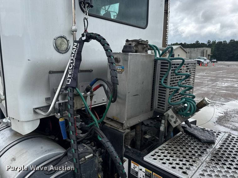 image for item DW1955 2019 Kenworth T800 semi truck