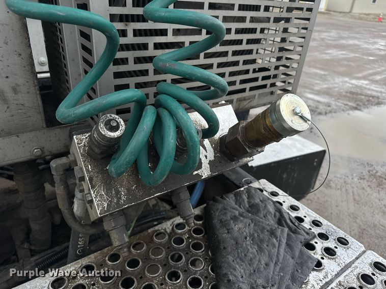 image for item DW1955 2019 Kenworth T800 semi truck