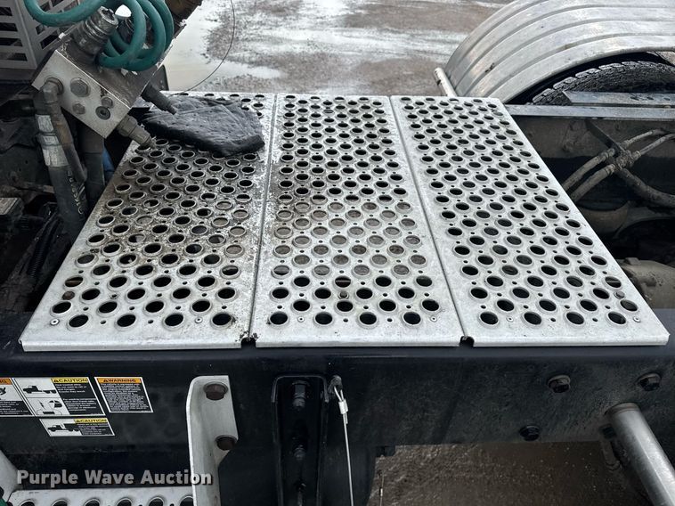 image for item DW1955 2019 Kenworth T800 semi truck