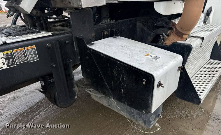 image for item DW1955 2019 Kenworth T800 semi truck