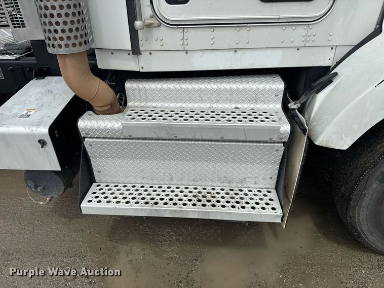 image for item DW1955 2019 Kenworth T800 semi truck