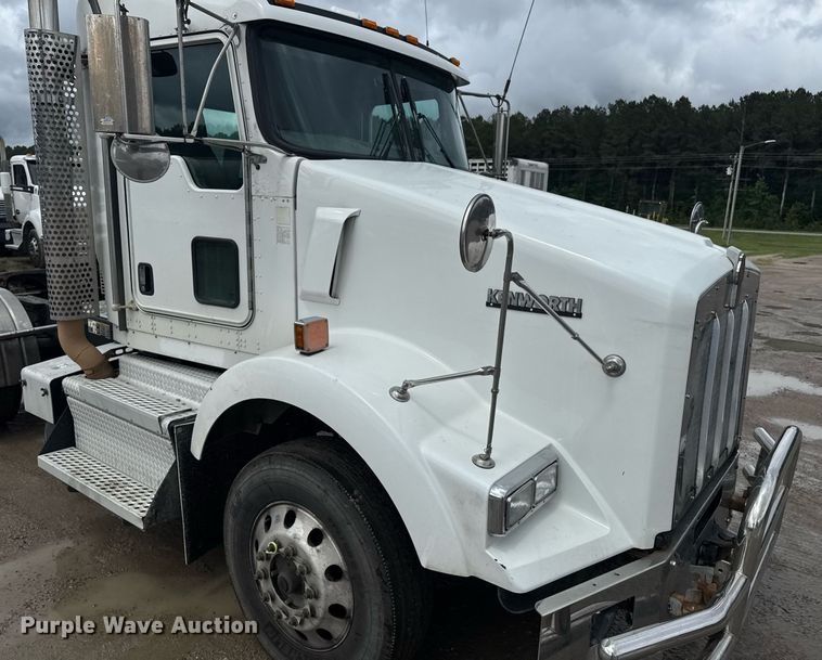 image for item DW1955 2019 Kenworth T800 semi truck
