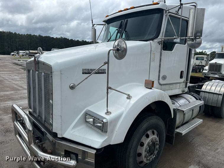 image for item DW1955 2019 Kenworth T800 semi truck