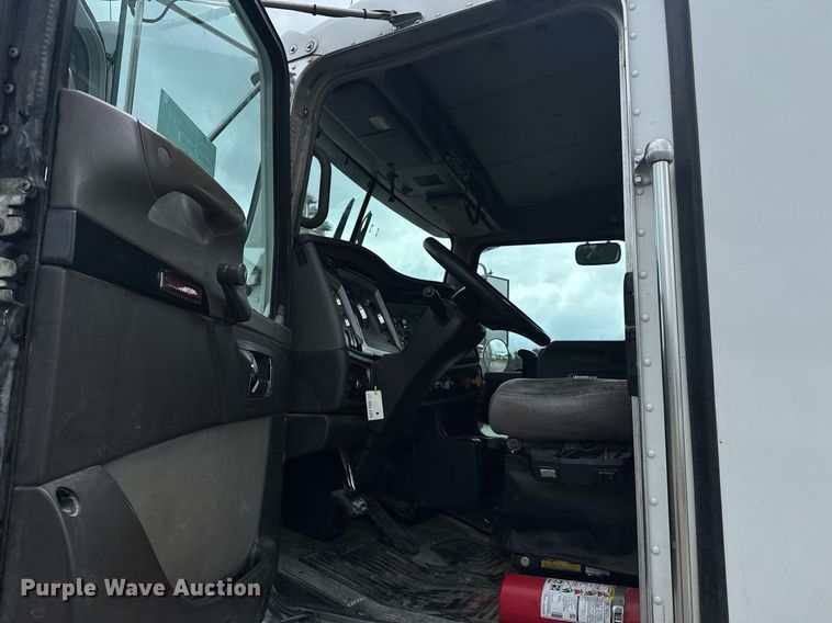 image for item DW1955 2019 Kenworth T800 semi truck