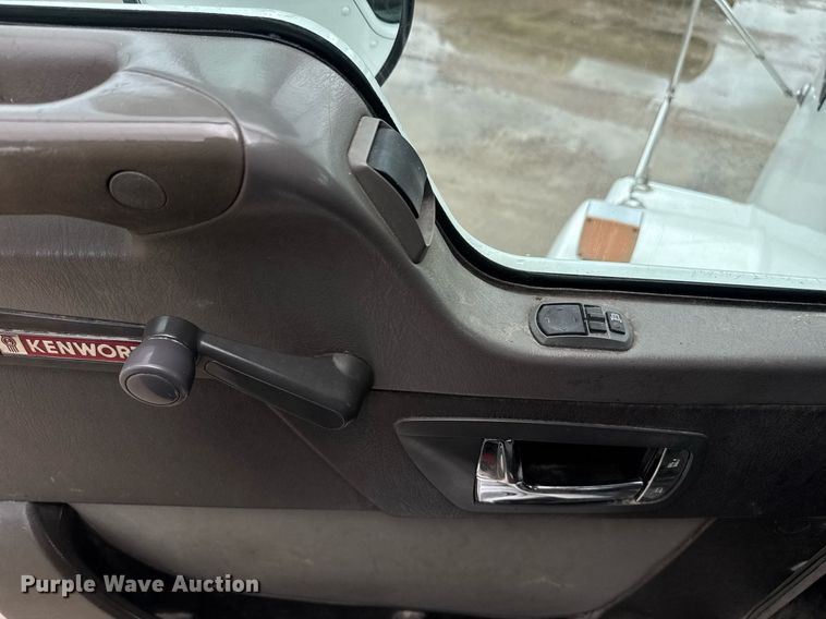 image for item DW1955 2019 Kenworth T800 semi truck