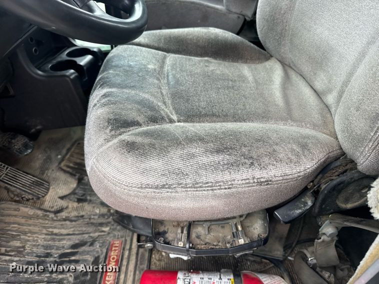 image for item DW1955 2019 Kenworth T800 semi truck