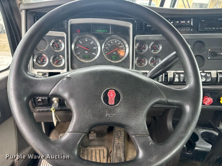 image for item DW1955 2019 Kenworth T800 semi truck