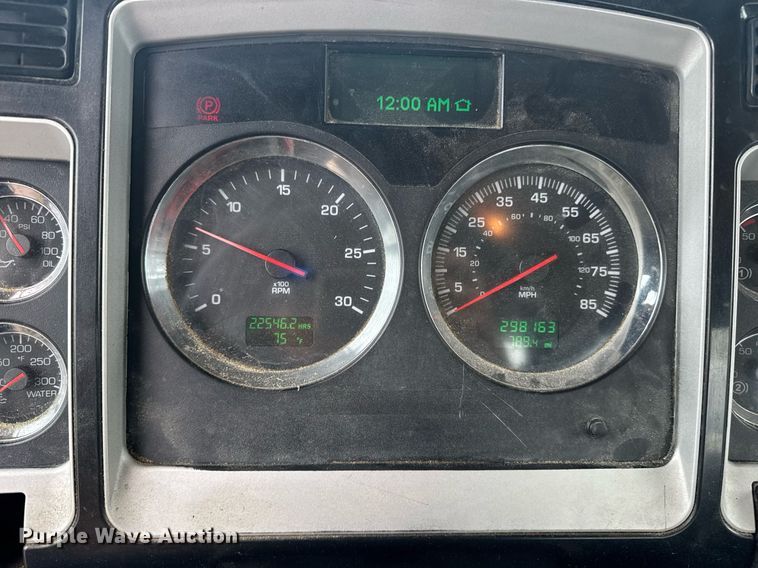 image for item DW1955 2019 Kenworth T800 semi truck