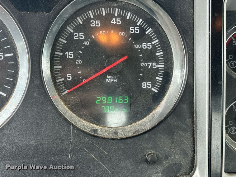 image for item DW1955 2019 Kenworth T800 semi truck