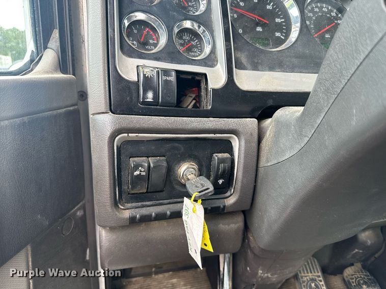 image for item DW1955 2019 Kenworth T800 semi truck