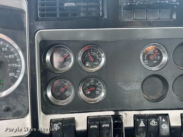 image for item DW1955 2019 Kenworth T800 semi truck