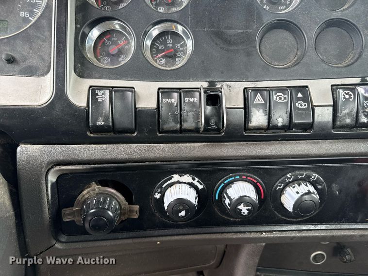 image for item DW1955 2019 Kenworth T800 semi truck