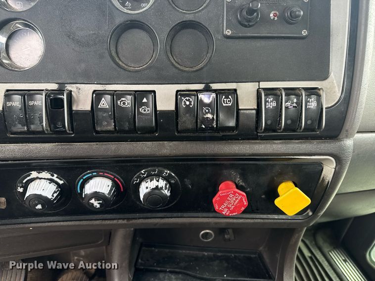 image for item DW1955 2019 Kenworth T800 semi truck