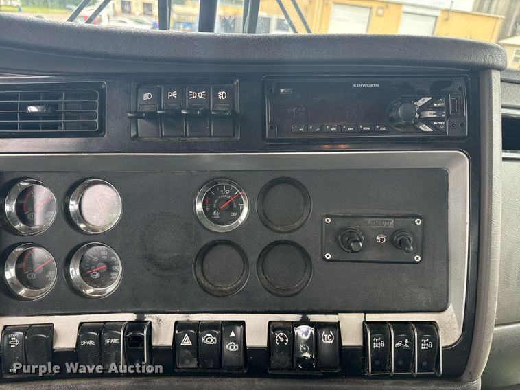 image for item DW1955 2019 Kenworth T800 semi truck