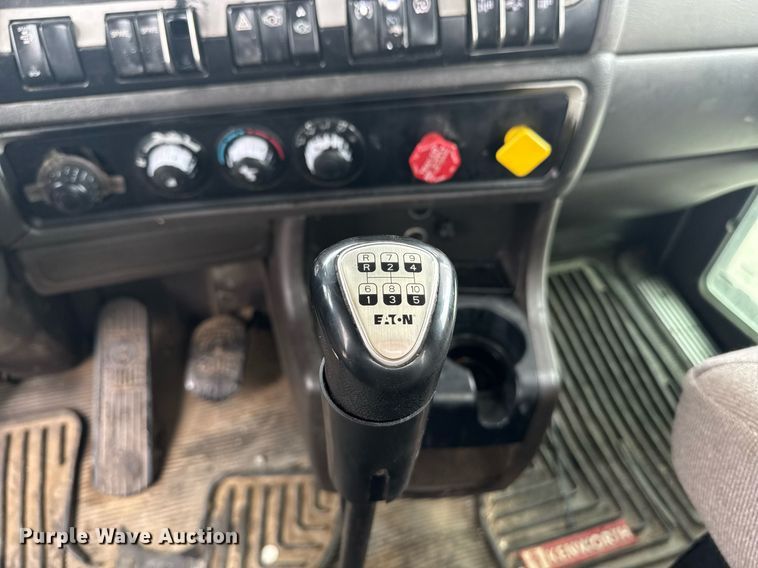 image for item DW1955 2019 Kenworth T800 semi truck