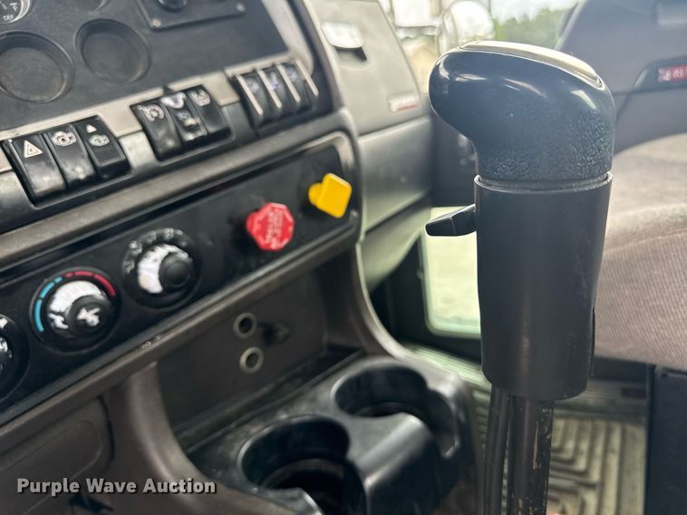 image for item DW1955 2019 Kenworth T800 semi truck