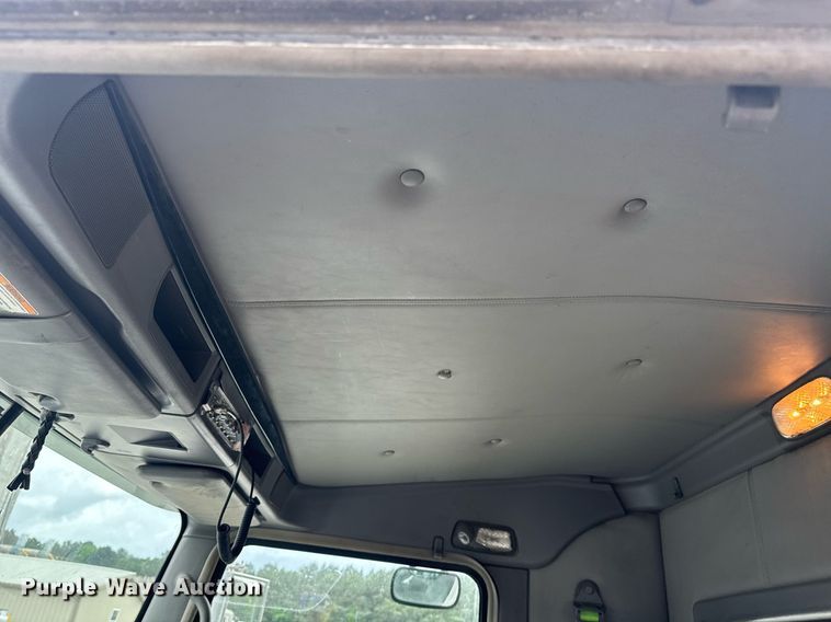 image for item DW1955 2019 Kenworth T800 semi truck