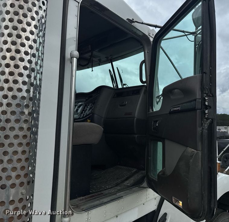 image for item DW1955 2019 Kenworth T800 semi truck
