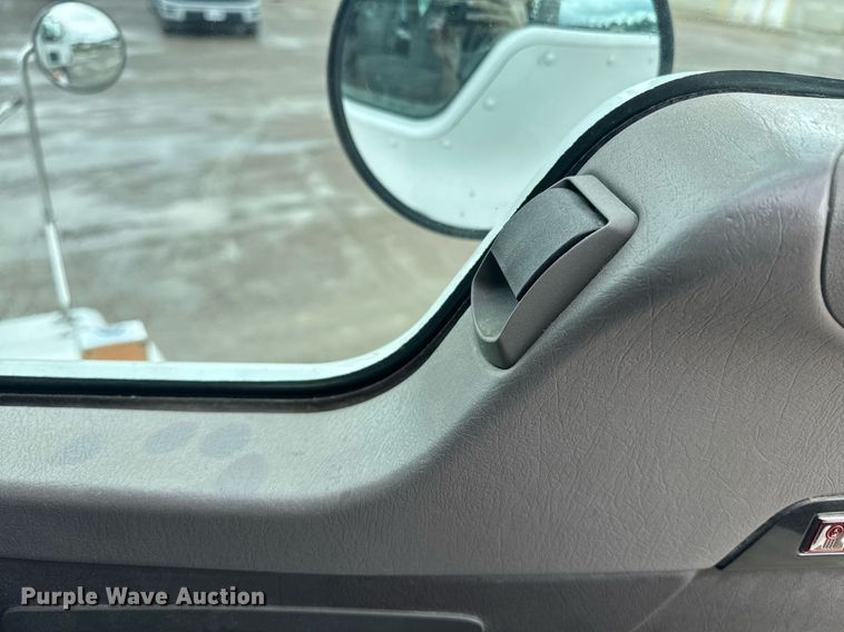 image for item DW1955 2019 Kenworth T800 semi truck