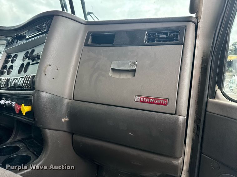 image for item DW1955 2019 Kenworth T800 semi truck