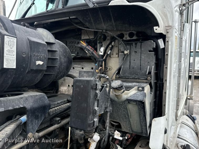 image for item DW1955 2019 Kenworth T800 semi truck