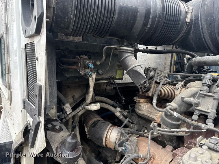 image for item DW1955 2019 Kenworth T800 semi truck