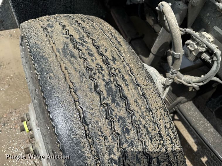 image for item DW1955 2019 Kenworth T800 semi truck