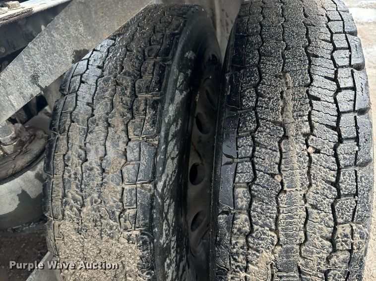 image for item DW1955 2019 Kenworth T800 semi truck